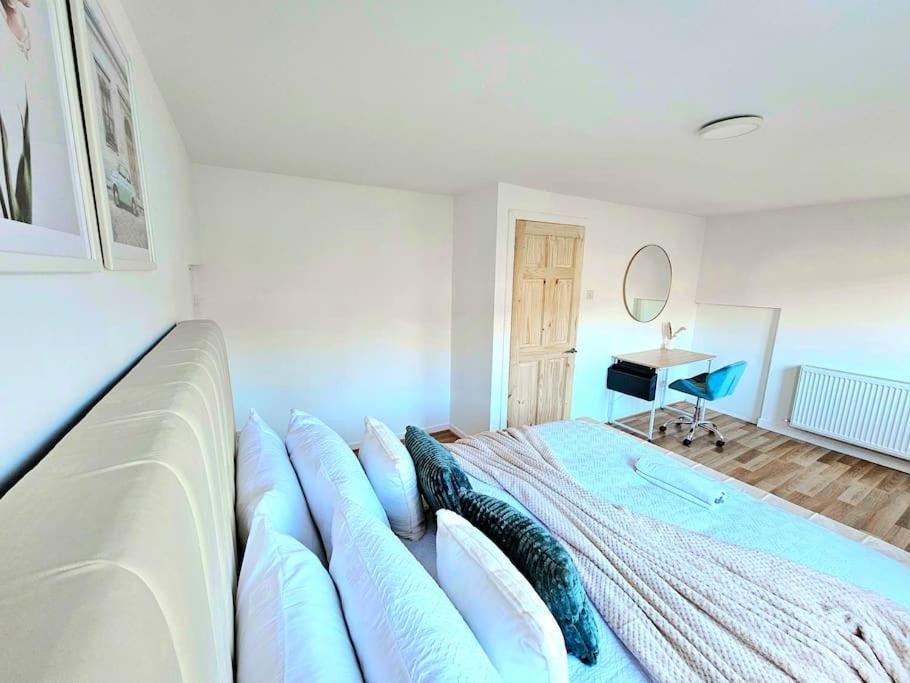 Spacious Haven With Free Parking Glasgow Eksteriør billede