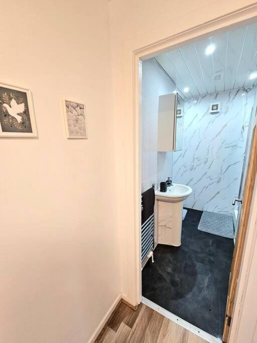 Spacious Haven With Free Parking Glasgow Eksteriør billede