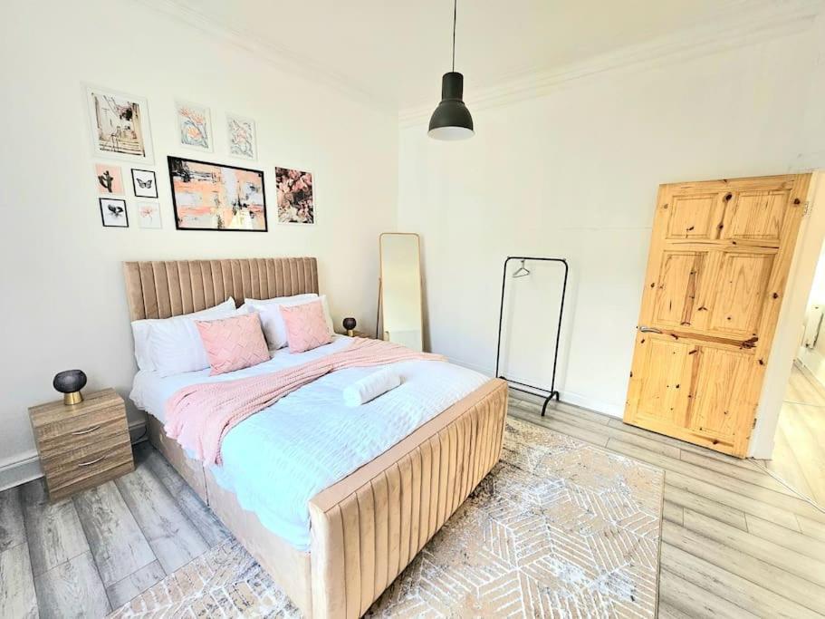 Spacious Haven With Free Parking Glasgow Eksteriør billede