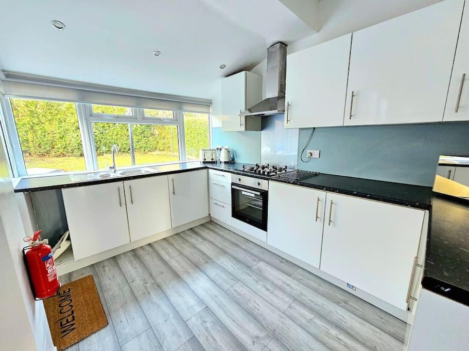 Spacious Haven With Free Parking Glasgow Eksteriør billede