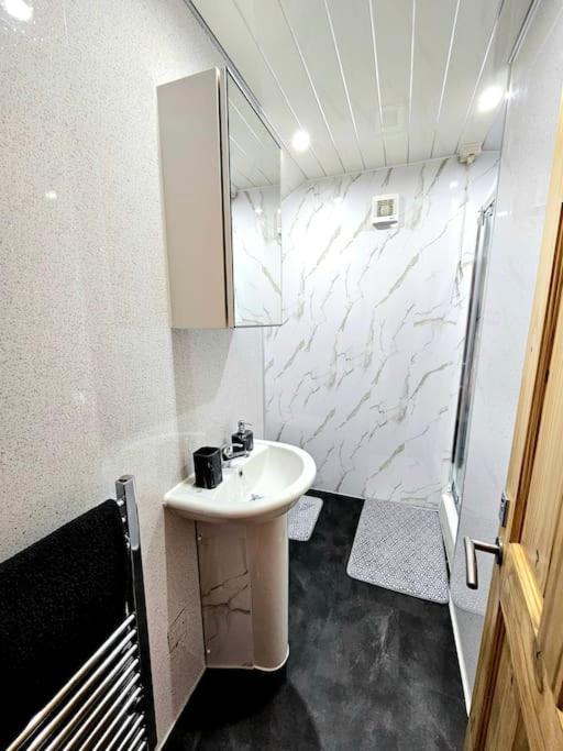Spacious Haven With Free Parking Glasgow Eksteriør billede