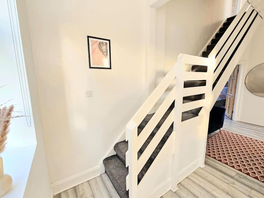 Spacious Haven With Free Parking Glasgow Eksteriør billede