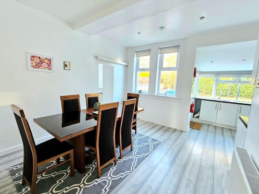 Spacious Haven With Free Parking Glasgow Eksteriør billede