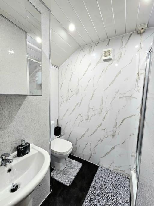 Spacious Haven With Free Parking Glasgow Eksteriør billede